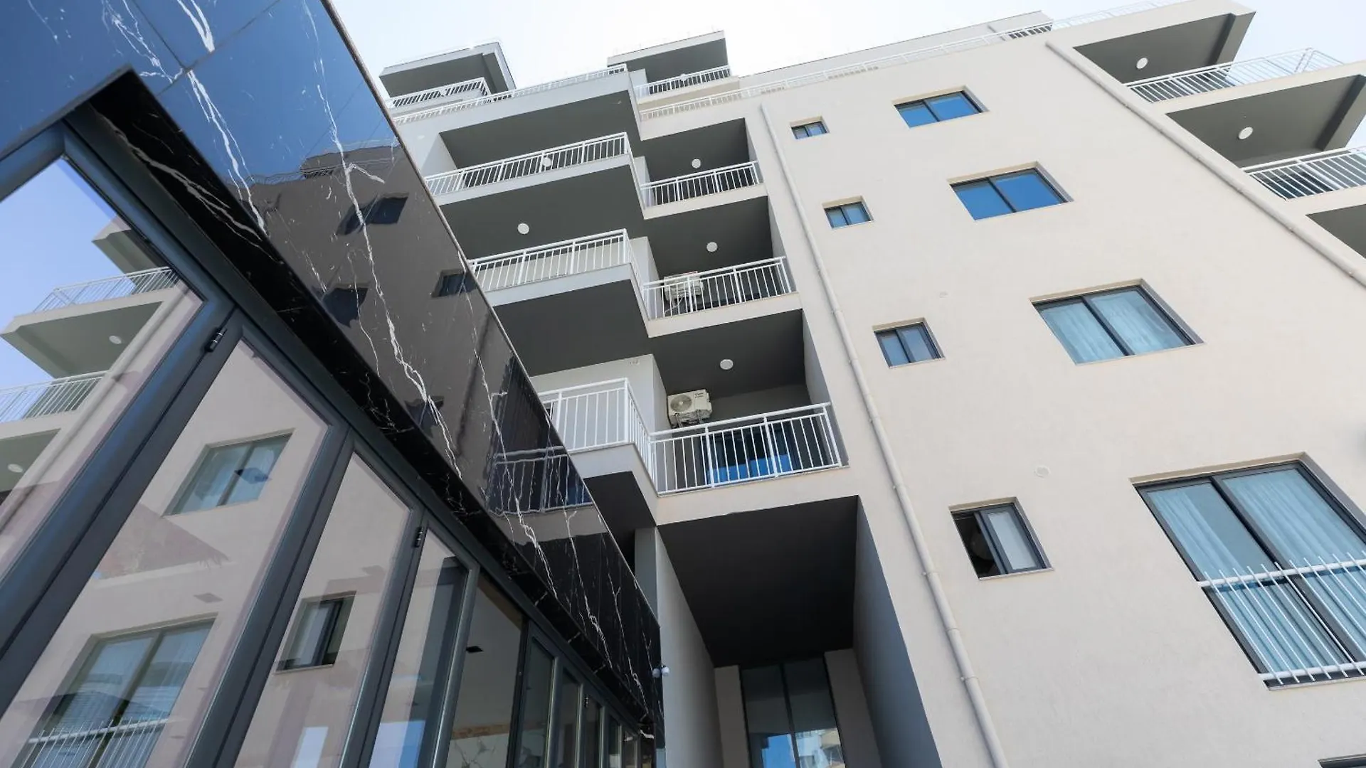 Hotel Apart Resilient Golem  Albania