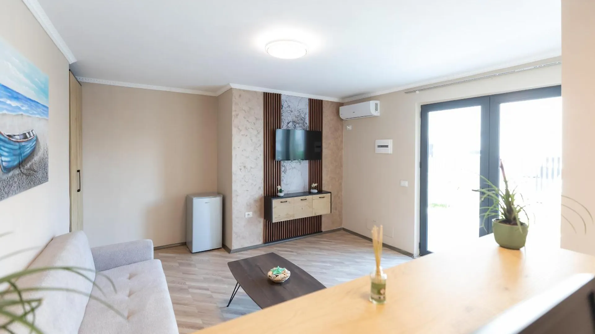 Hotel Apart Resilient Golem  Albania